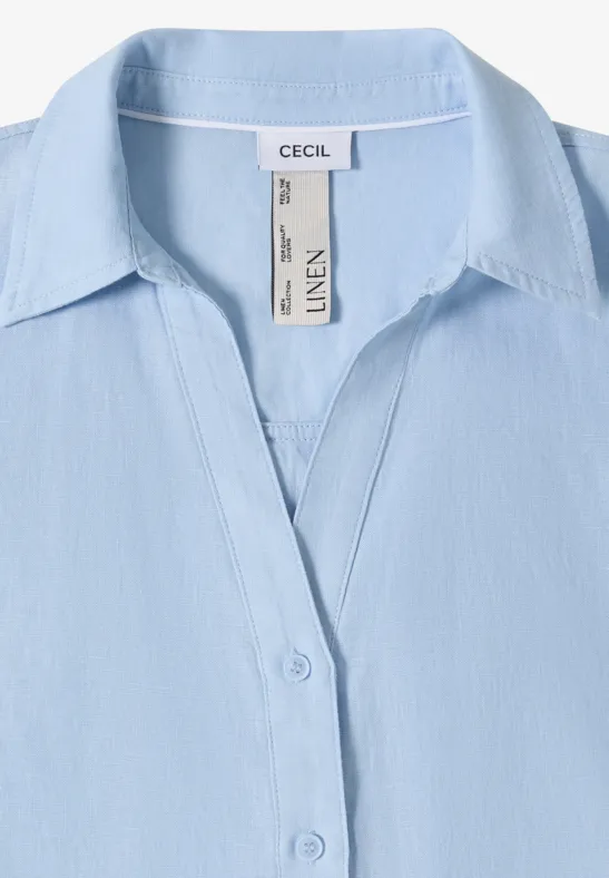 Hellblaues Leinenhemd mit Umlegekragen, Knopfleiste und sichtbarem CECIL-Label.
