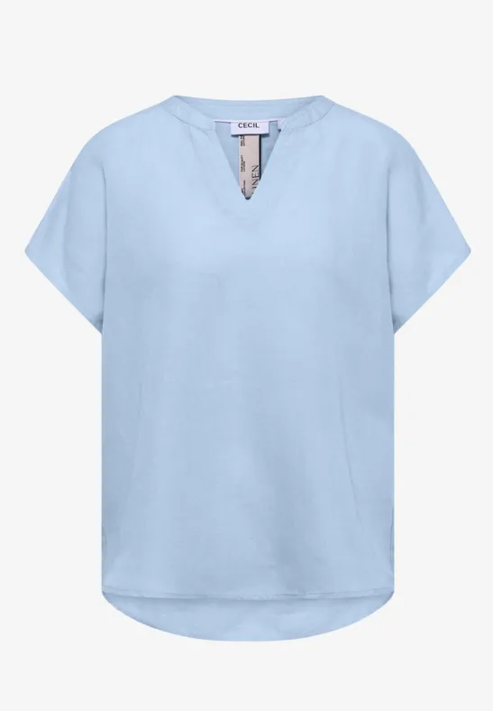 Hellblaues V-Ausschnitt Shirt mit kurzen Ärmeln und leicht gerundetem Saum.