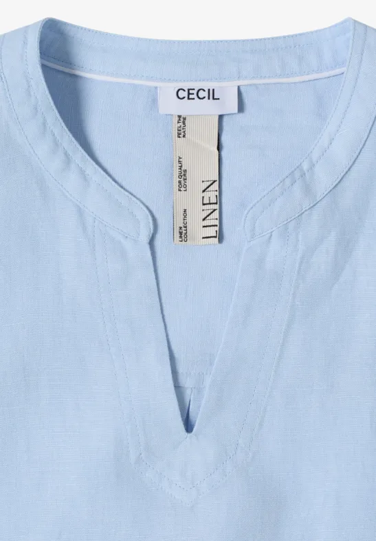 Hellblaues Leinenoberteil mit V-Ausschnitt und Etikett 'CECIL'.