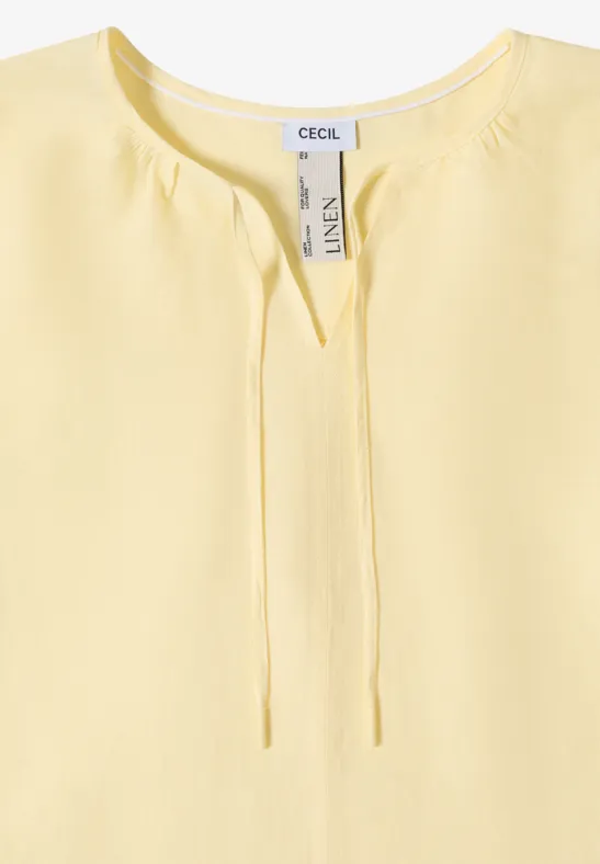 Luftige Damenbluse in Hellgelb mit Schlitz am Hals und schmalem Bindeband