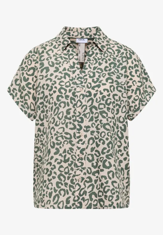 Locker geschnittene Kurzarmbluse in Creme mit grünem Leopardenmuster und Knopfleiste.