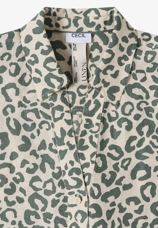 Beige Bluse mit dunkelgrünem Leopardenmuster und Hemdkragen.