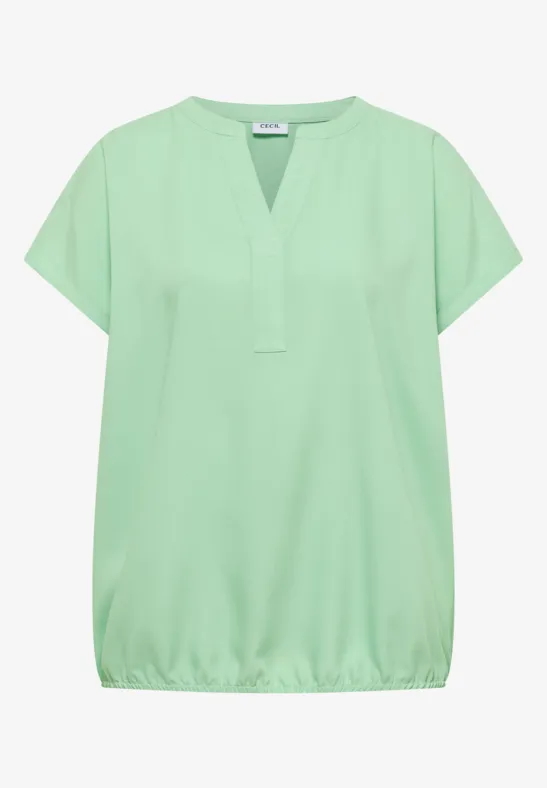 Lichtgroene, lossere blouse met korte mouwen, V-hals en licht geplooide zoom.