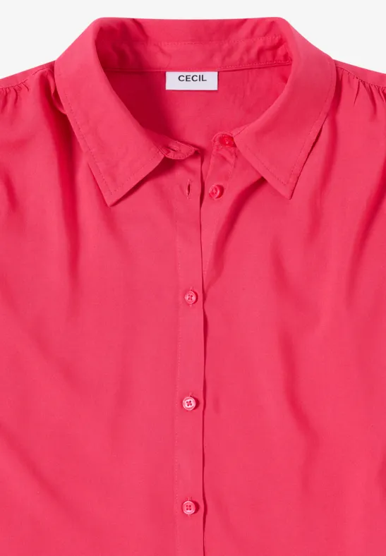 Een roze blouse met kraag en knoopsluiting.