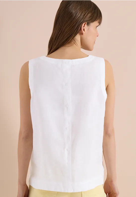 Rückansicht eines Modells in einem schlichten weißen, ärmellosen Top vor hellem Hintergrund.