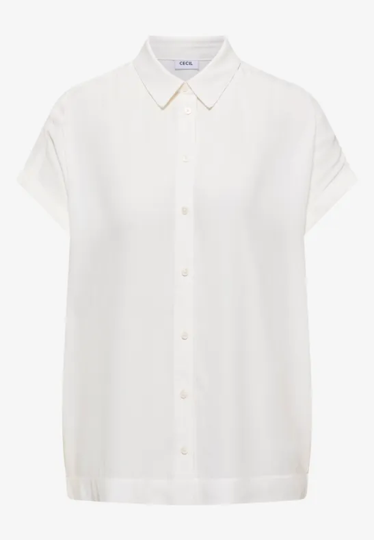 Blouse blanche à manches courtes avec col chemise et patte de boutonnage.