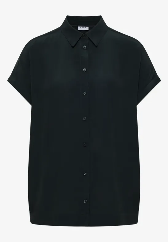 Chemise noire à manches courtes, col classique et patte de boutonnage.