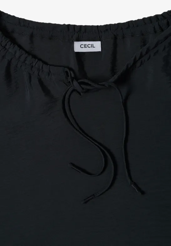 Schwarzes Damen-T-Shirt oder Bluse mit Tunnelzug am Ausschnitt und Markenschild 'CECIL'.