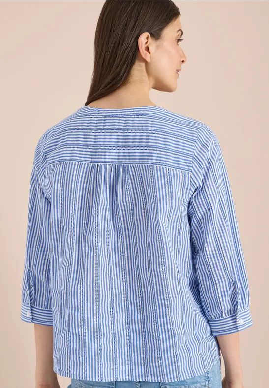 Blaue, weiß gestreifte Bluse mit locker fallender Passform und 3/4-Ärmeln.