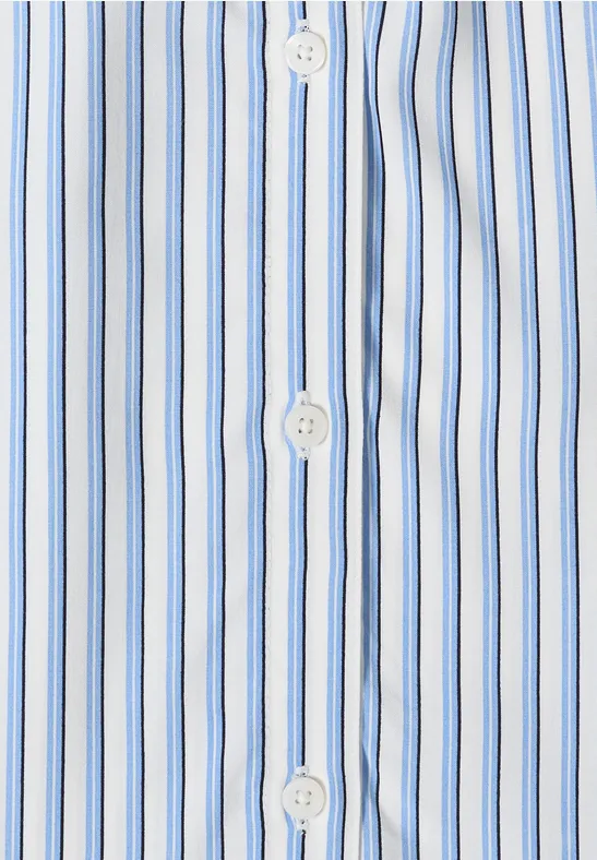 Hemd mit weißen Knöpfen und grauen sowie blauen, senkrechten Streifen.