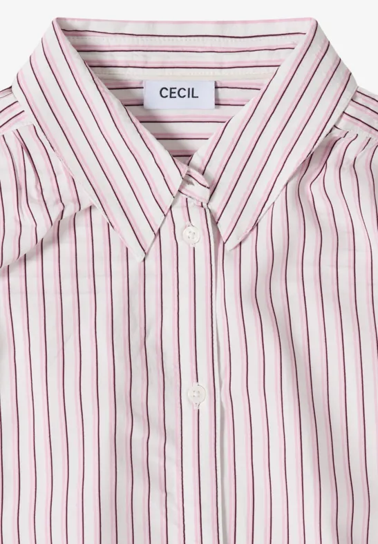 Gefaltete weiße Bluse mit feinen pinken Längsstreifen und spitz zulaufendem Kragen.