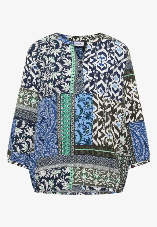 Locker geschnittene Bluse mit buntem Patchwork-Muster in Blau, Grün und Weiß.