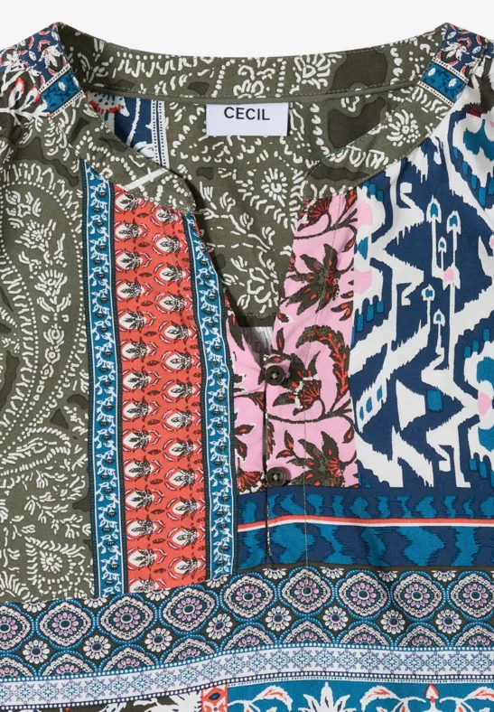 Gefaltete gemusterte Damenbluse mit Patchwork-Design.