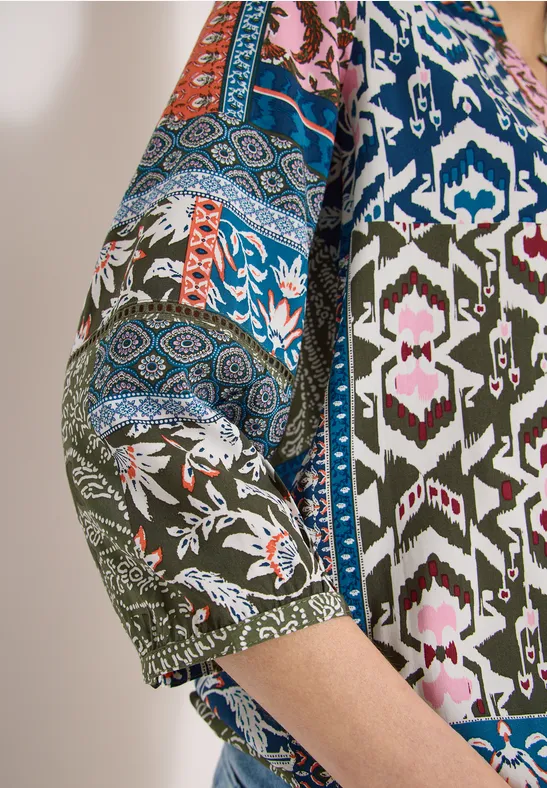 Bunt gemustertes Oberteil mit abstrakten Ethno-Motiven und 3/4-Ärmeln.