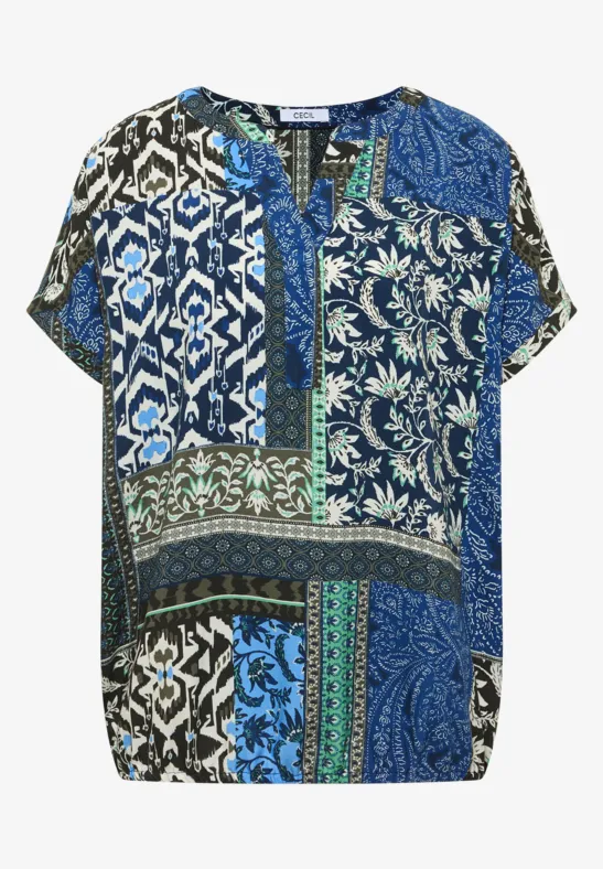 Leichte Bluse im Patchwork-Stil mit blau-weißen und grünen Mustern.