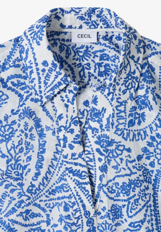 Weiße Bluse mit blauem Paisley-Muster, Hemdblusenkragen und locker gebundenem Frontband.