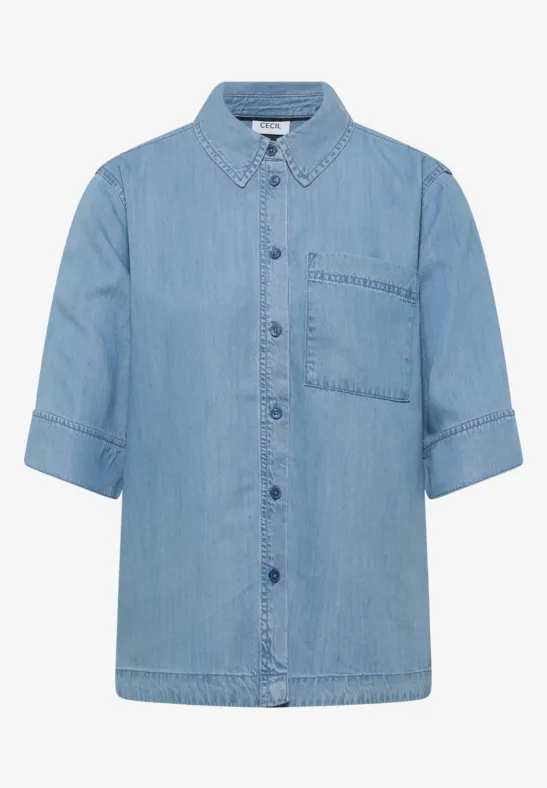 Lichtblauw denim overhemd met korte mouwen, klassieke kraag, knoopsluiting en borstzak.