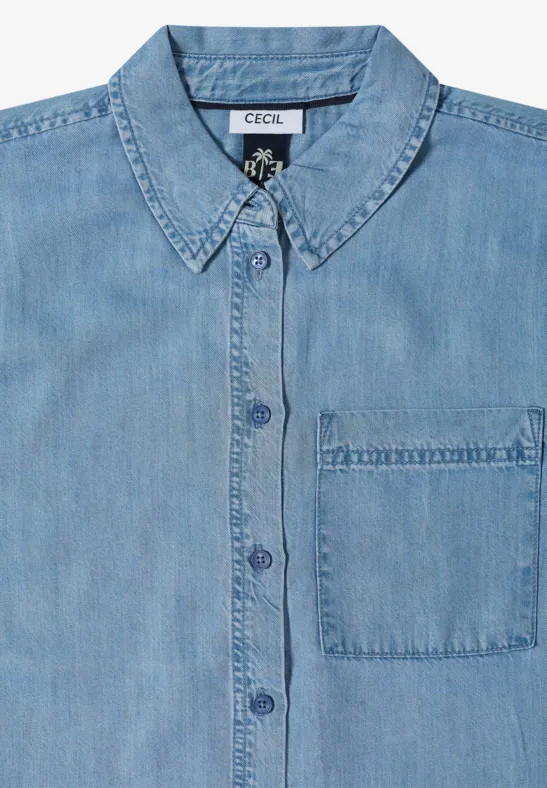 Lichtblauw denim blouse met kraag, knopenrij en borstzak.