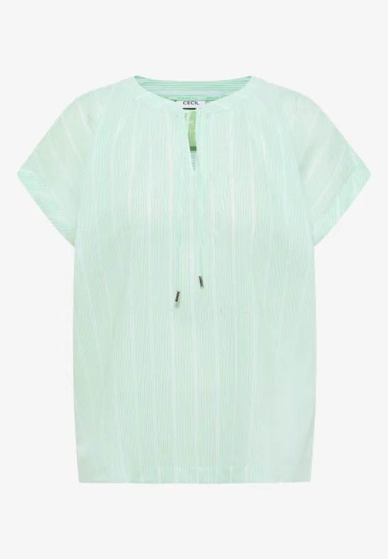 Chemisier vert menthe à manches courtes, rayures blanches verticales et lien au col rond.