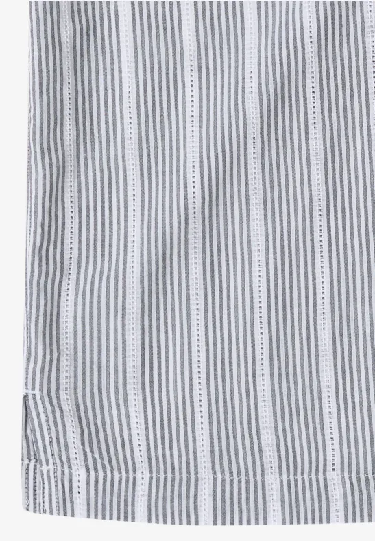 Leichter Stoff mit feinen, gleichmäßigen blauen und weißen vertikalen Streifen.