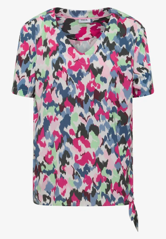 Korte mouw T-shirt met kleurrijk camouflage- en penseelstrekenpatroon in roze, groen, grijs en zwart.