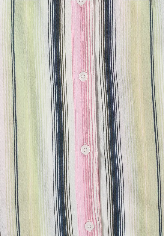 Close-up van een overhemd met pastelgroene, witte, roze en donkerblauwe verticale strepen en witte knopen.