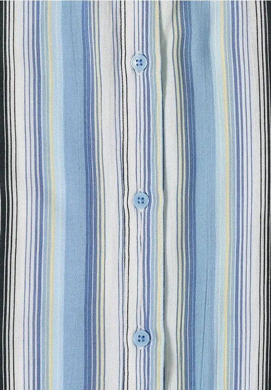 Nahe Ansicht eines gestreiften Hemdenvorderteils mit drei blauen Knöpfen.