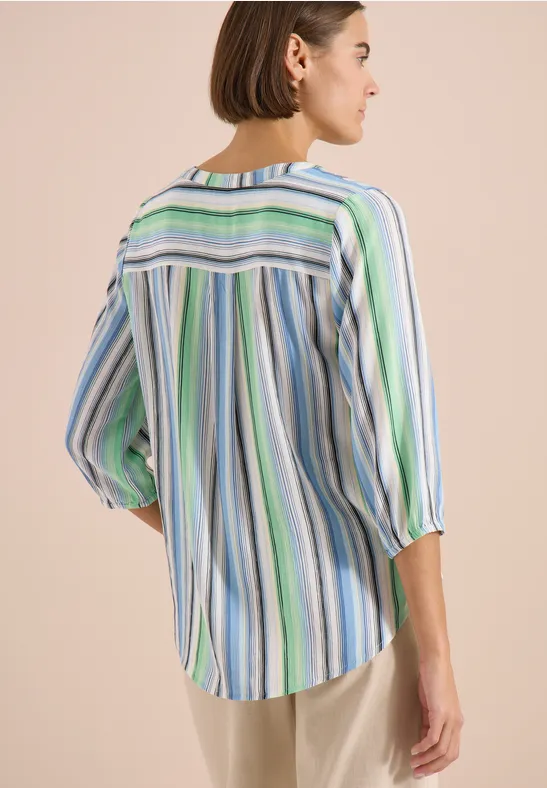 Chemisier femme rayé vert, bleu et blanc, coupe ample vu de dos.