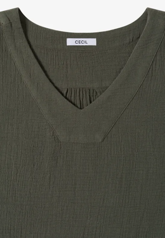 Olivgrünes V-Neck-Shirt aus strukturiertem Stoff mit Label „CECIL“ am Nacken.
