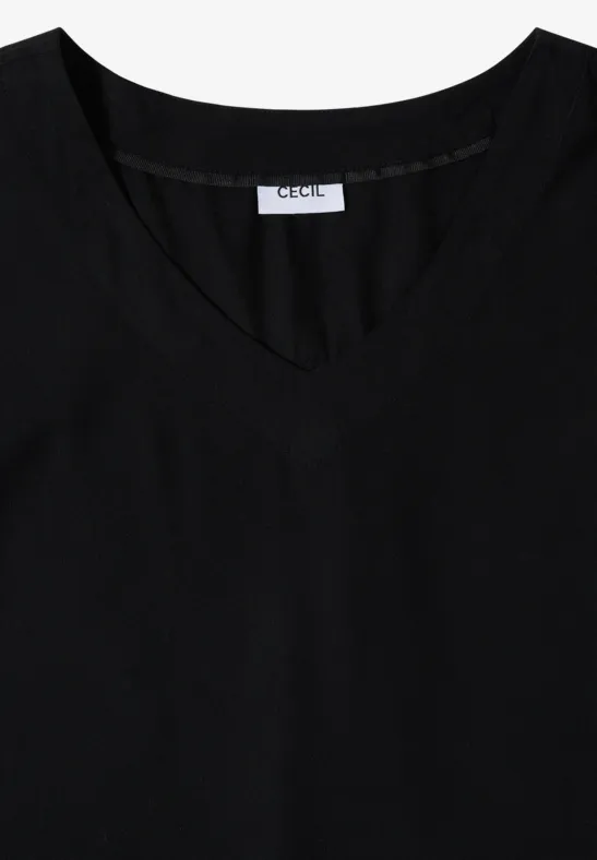 Eenvoudig zwart T-shirt met V-hals en CECIL-label in de kraag.