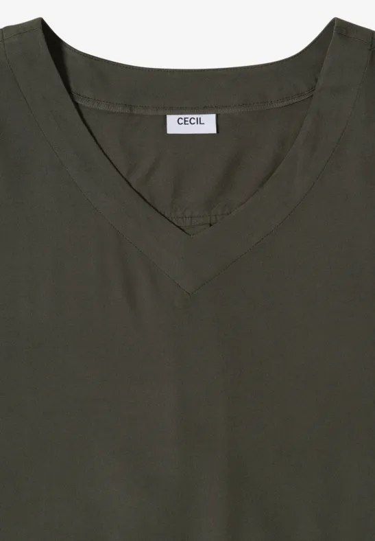 Ein schlichtes, olivgrünes T-Shirt mit V-Ausschnitt und Label im Nacken.