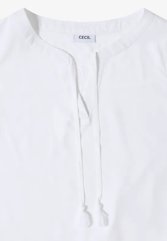 Schlichte weiße Damenbluse mit rundem Ausschnitt und dekorativem Kordelzug am Hals
