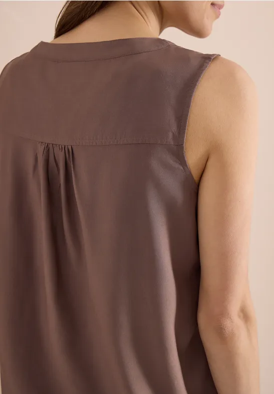 Rückenansicht eines braunen, ärmellosen Oberteils.