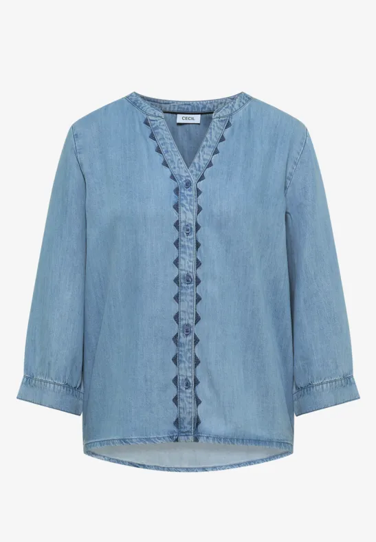 Hellblaue Jeansbluse mit V-Ausschnitt, Rüschen entlang der Front und 3/4-Ärmeln.