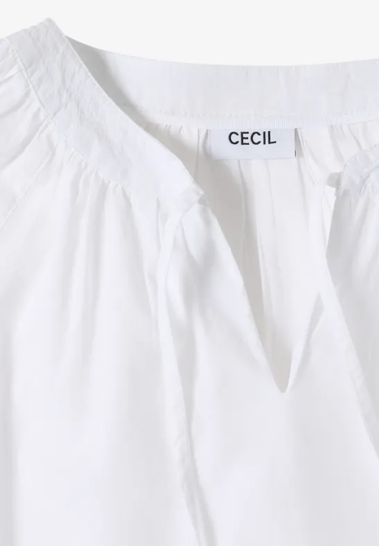 Weißes Damenoberteil mit mandelförmigem Ausschnitt und Markenlabel "CECIL" am Kragen