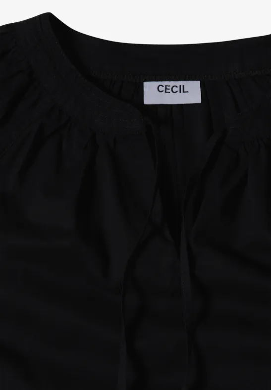 Schwarze Bluse mit Raffung und Bindeband am Rundhalsausschnitt, Markenlabel CECIL innen angebracht.