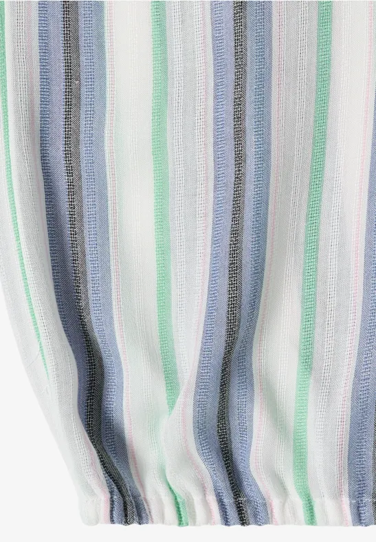 Elastisches Bündchen eines Kleidungsstücks mit pastellfarbenen vertikalen Streifen in Blau, Grün und Grau