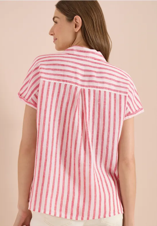 Rückenansicht einer Frau in rosa-weiß gestreifter Bluse.