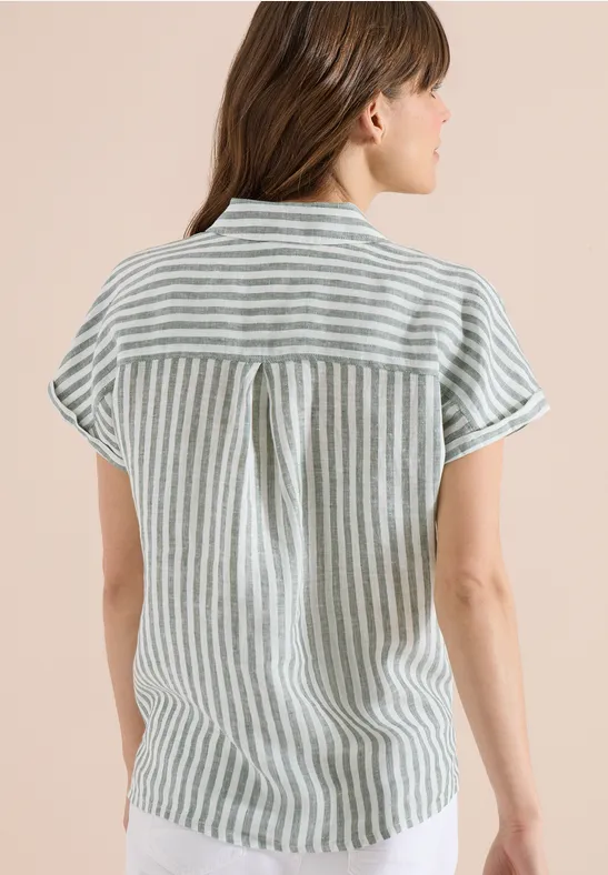 Frau von hinten in lockerem, kurzärmeligem, weiß-grün gestreiftem Hemd.