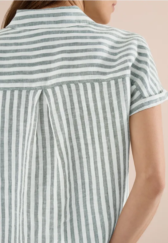 Rückenansicht einer Person in kurzärmeliger, weiß-grau gestreifter Bluse mit Rückendetail.