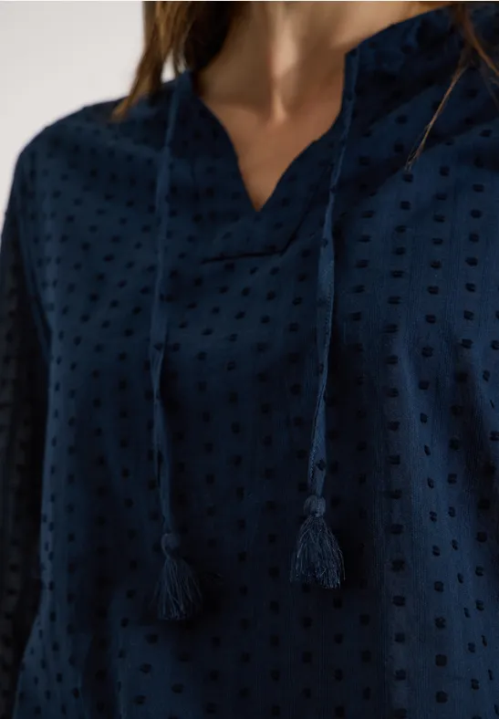 Dunkelblaue Bluse mit feinem Lochmuster und Kordelzug am V-Ausschnitt.