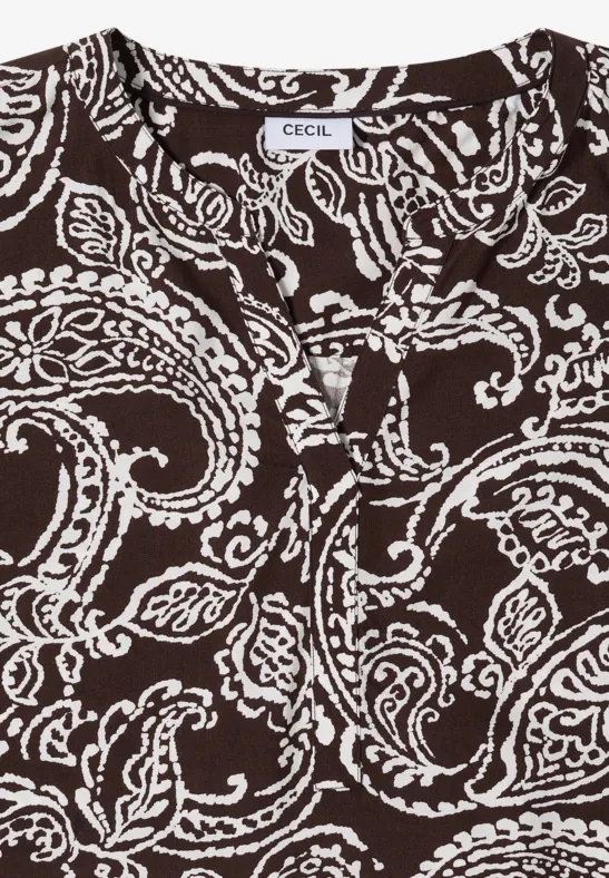 Bruin dames-T-shirt met korte mouwen, wit paisley patroon, subtiele knoopsluiting en losse pasvorm.