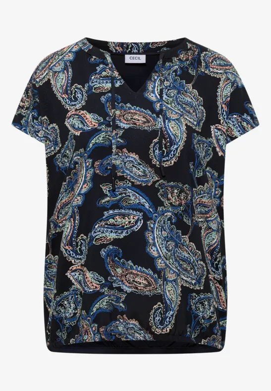 Damesblouse zwart met korte mouwen, blauw-witte paisleyprint en V-hals.