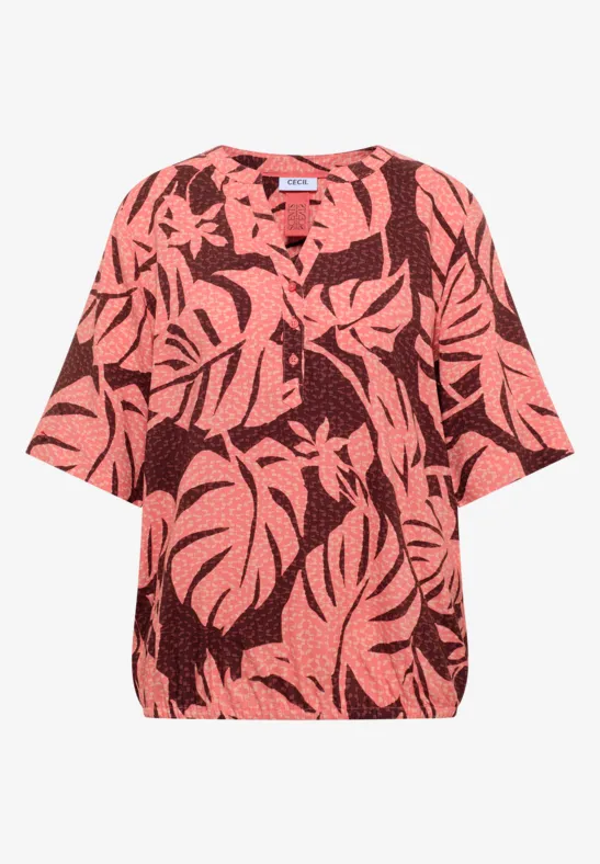 Locker geschnittene rosa Bluse mit dunkelrotem Monstera-Blättermuster und halblangen Ärmeln