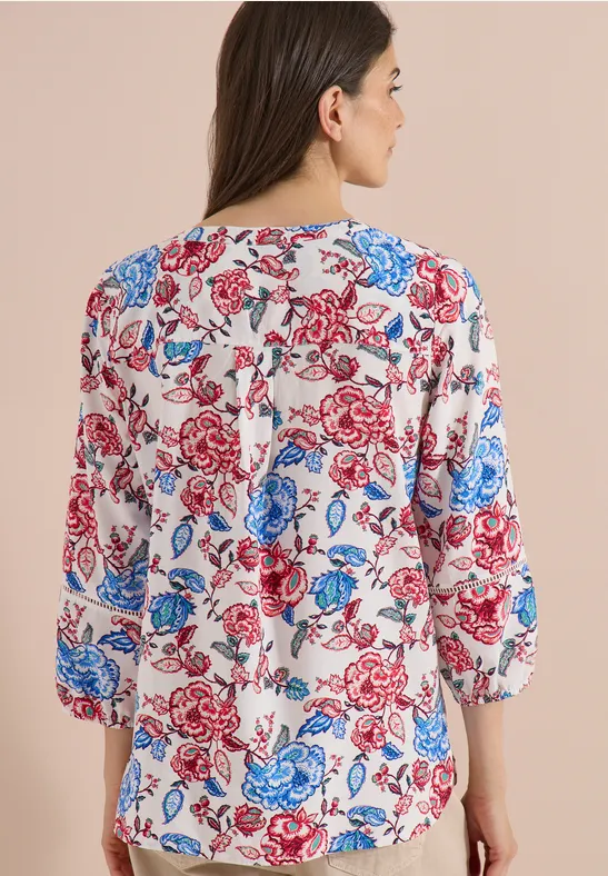 Damenbluse in Weiß mit blau-rotem Blumenmuster, 3/4-Ärmel, lockerer Schnitt, Rückansicht.