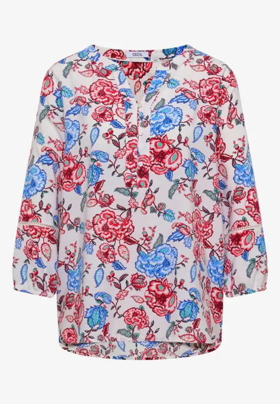 Weiße Bluse mit rotem und blauem Blumenmuster, locker geschnitten, 3/4-Ärmel und Rundhalsausschnitt.