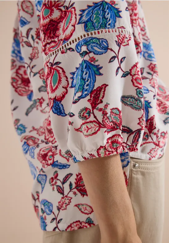 Weißes Shirt mit buntem Rot-Blau-Blumenmuster und lockerem Puffärmel