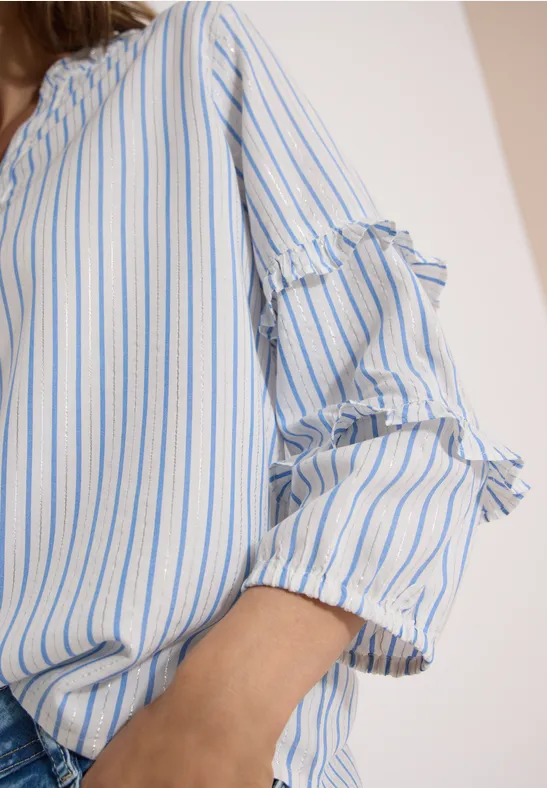 Weiß-blau gestreifte Bluse mit Rüschenärmeln an einer Person.