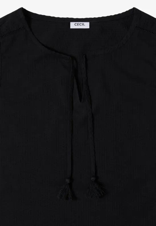 Schwarze Bluse mit rundem Ausschnitt, Schlitz und dekorativen Bindebändern vorne.