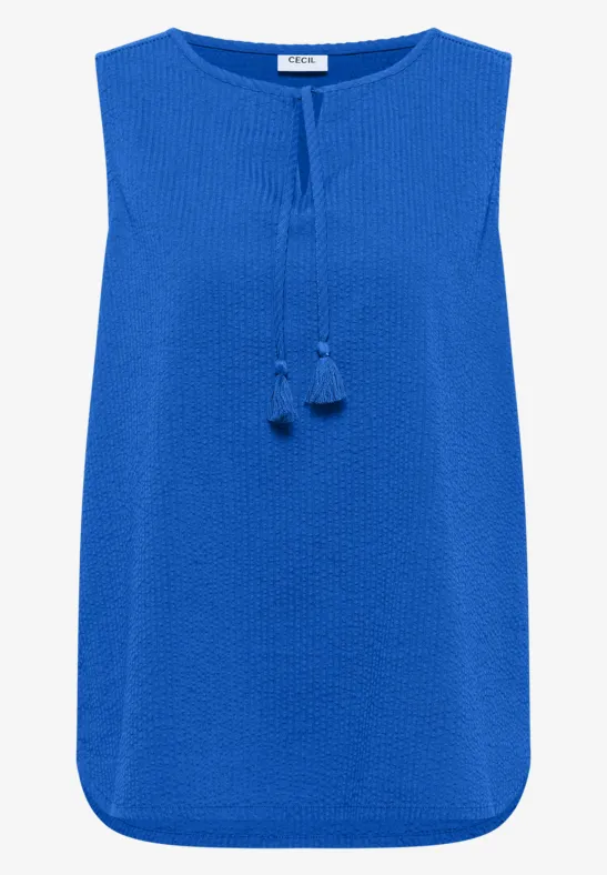 Ärmellose, blaue Damenbluse mit Rundhalsausschnitt und dekorativen Quasten am Vorderteil.